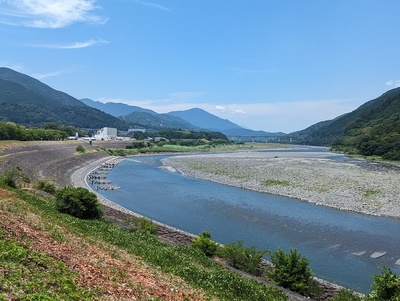 館跡直ぐ直前を流れる大井川。