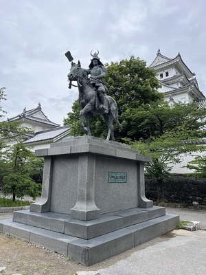 天守の前の戸田氏鉄公