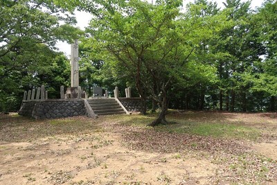 達城 主郭に建つ忠魂碑