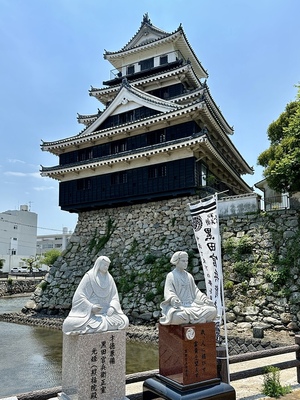 天守と黒田官兵衛、光姫像