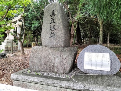 涼森神社前の石碑と案内板