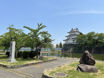 城址碑と三階櫓