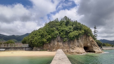 城址遠景（防潮堤より）