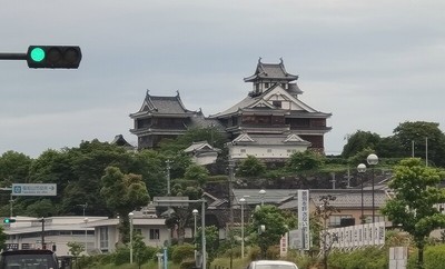 天守（市役所前から）