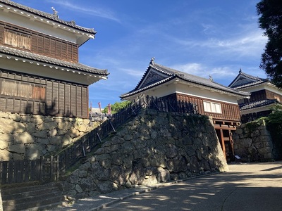 上田城跡公園内から櫓門