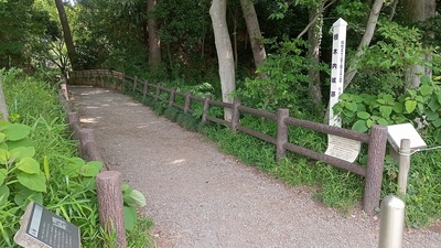 土橋と標柱