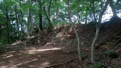 土塁( 公園北側)