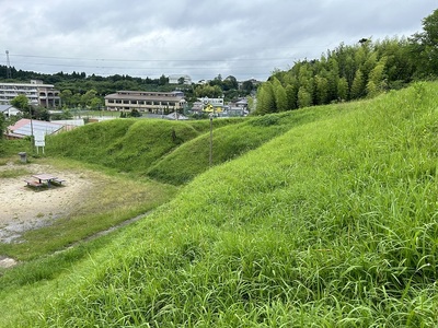 城域南西部の土塁と腰曲輪