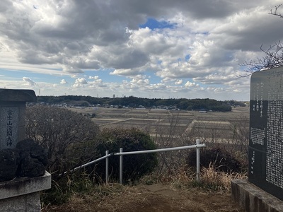 櫓台からの眺望と浅間大社碑