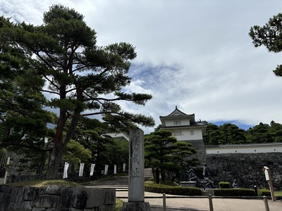 霞ヶ城址碑と箕輪門