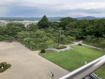 天守最上階から本丸御殿跡を望む