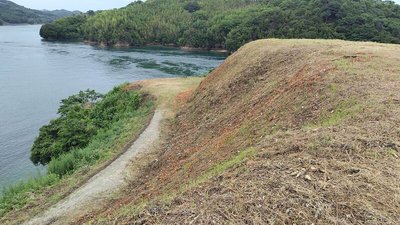 郭Ⅰの切岸と郭Ⅱの武者走り