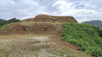 郭Ⅲから郭Ⅱ西区、郭Ⅰ（本丸）を望む