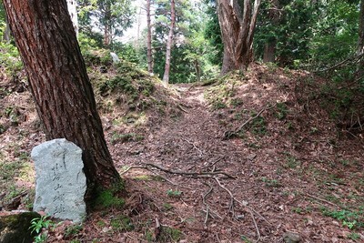 広瀬城 主郭南虎口と城址碑①