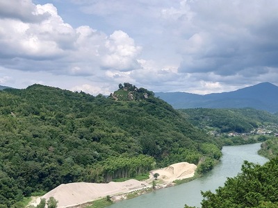 苗木城跡全景（城山大橋より）