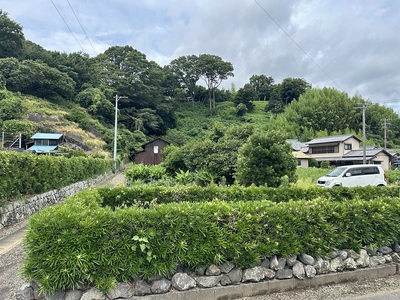 登城口と城址全景