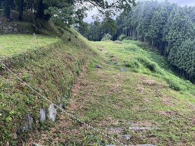 本丸南東虎口から見た本丸郭（左）と東帯郭