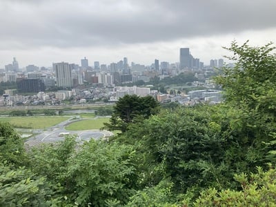 仙台城跡から仙台市中心街を望む