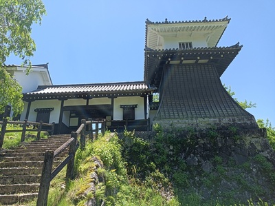 麓の町に復元された太鼓櫓と長屋門