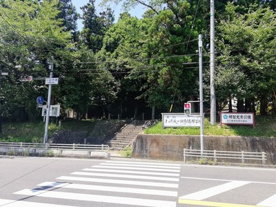 県道大西瑞浪線一日市場信号交差点から見た館跡