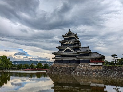 雨上がりの松本城