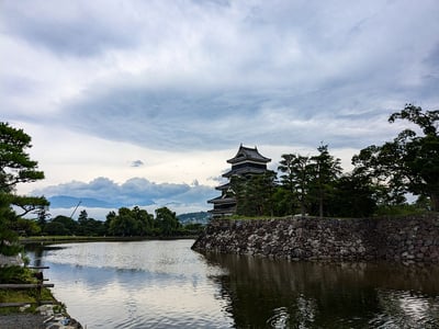 雨上がりの松本城