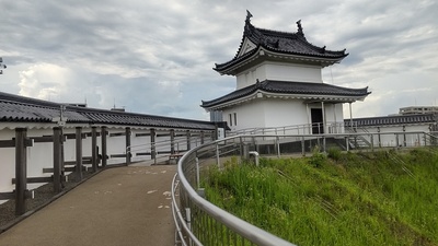 土塁の上の清明台（櫓）