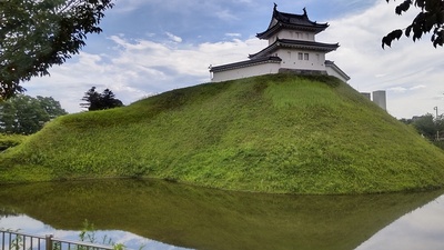 水堀と清明台（櫓）（北側から）