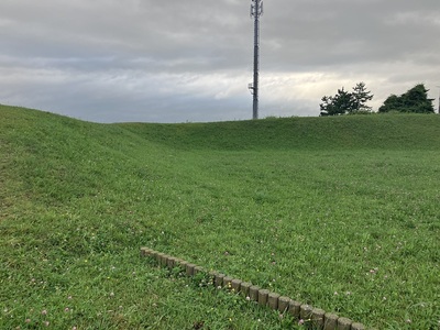 南中央の登城口から三番台場を望む