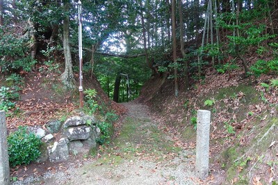 吉田氏城 神社境内の堀切