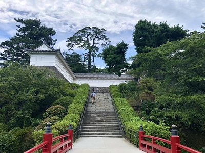 本丸東堀手前からの常磐木門