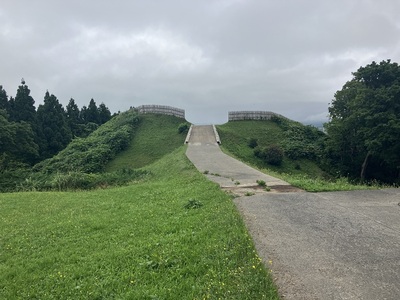 搦手口と手前の堀切に架かる木橋