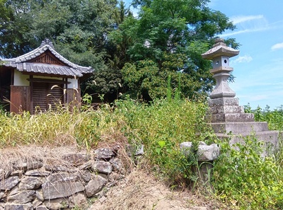 頂にある祠