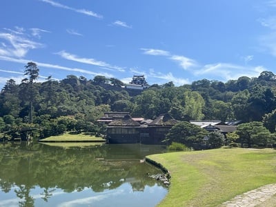 玄宮園から天守（逆さ天守）