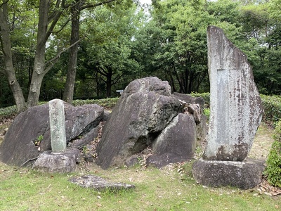 国指定史跡 長久手古戦場 色金山の床机石