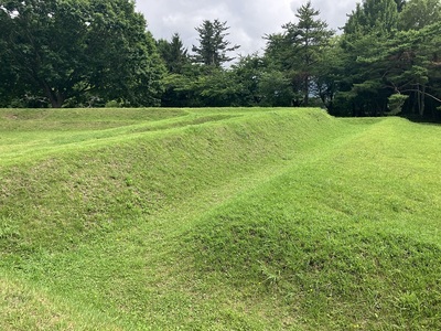 南西側の堡塁とその外側にある土塁