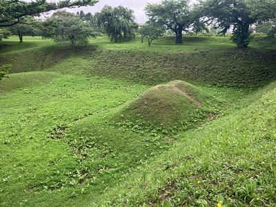 北東稜堡内の小山状の土塁