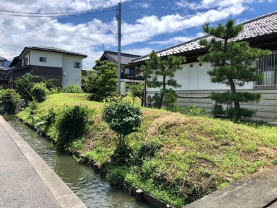 公民館北側のL字土塁