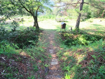 主郭虎口・横堀と土橋（主郭内から）