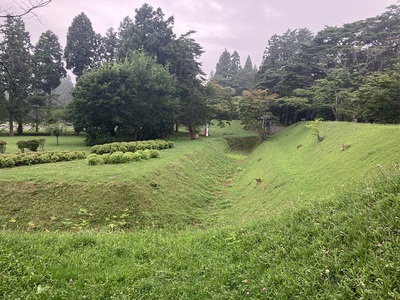 東稜堡(凸角部)の右端砲眼から正門及び南稜堡を望む