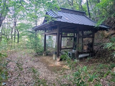 主郭南側の帯曲輪にある水子地蔵堂