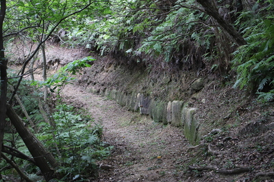 列石　東門の先