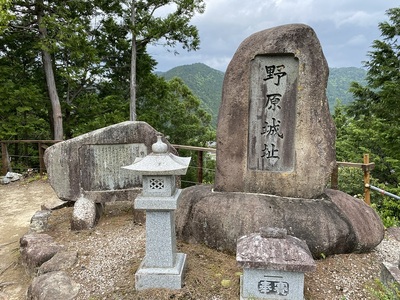 主郭にある城址碑