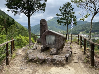 城址碑と主郭展望台の様子