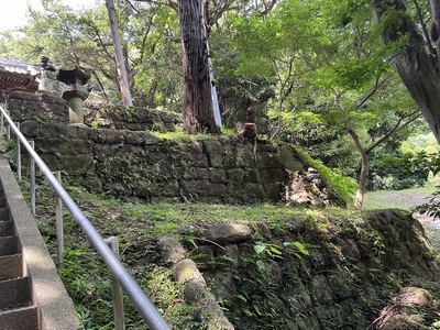 三柱神社の砲台跡の石垣