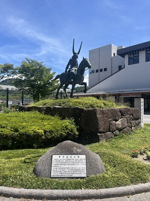 彦根駅前の井伊直政公像と説明板