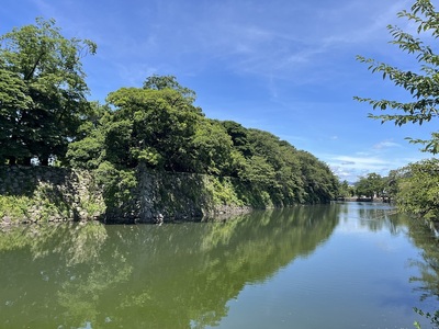 南から見た中堀と石垣