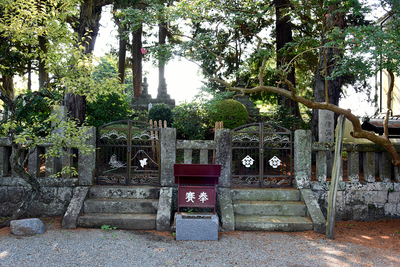 城前寺 曽我兄弟・曽我太郎祐信・満江御前の墓