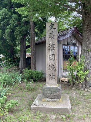 青森市中世の舘少し先の県道146号沿にある石碑