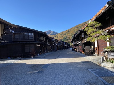 奈良井宿の街並みと紅葉